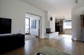 offener Wohnbereich mit Kamin - 