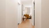 Flur mit Blick ins Wohnzimmer - Etagenwohnung mit 105,20 m&sup2; in Berlin zum Kaufen