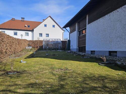 Hausansicht mit Gewächshaus - 