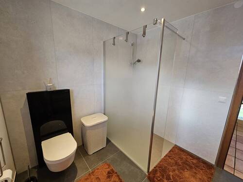 Erdgeschoss WC und Dusche . - 