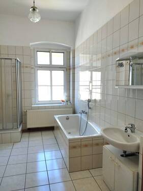 Bad mit Wanne und Dusche - 