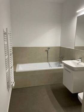  modernes Bad mit Wanne und Dusche - 
