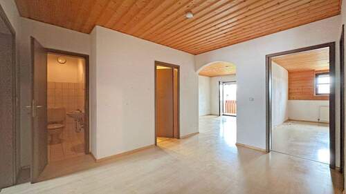 Flur-Diele - 3 Zimmer Dachgeschosswohnung mit großem Potenzial und TG Stellplatz