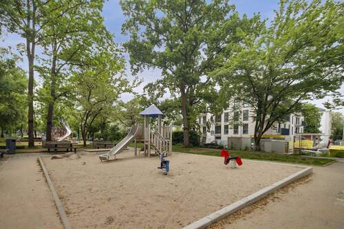 Spielplatz vorm Haus - 