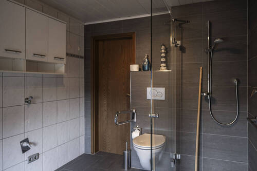 ...mit ebener Dusche - 