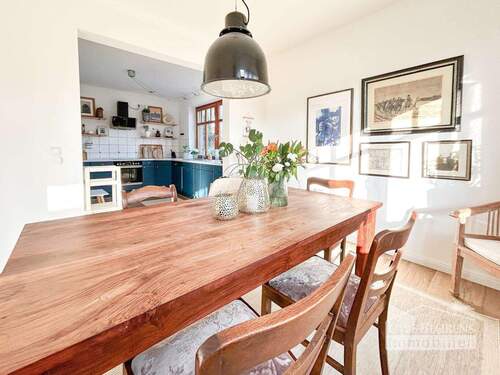 Essbereich mit angrenzender Küche - 