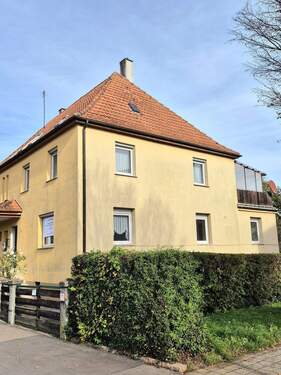 Hausansicht - Charme trifft Historie: Zweifamilienhaus mit großem Garten und sehr viel Potenzial zur kreativen Gestaltung