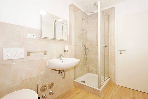Modernisiertes Badezimmer mit Dusche und Fenster - 3 Zimmer Etagenwohnung in Bad Honnef
