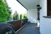 Überdachter Balkon mit Blick ins Grüne - 