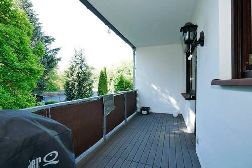 Überdachter Balkon mit Blick ins Grüne - 