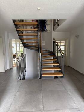 Treppenhaus - 8 Zimmer Einfamilienhaus in Siegenburg
