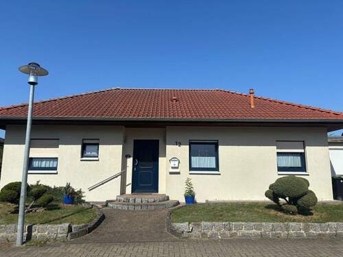 Die Vorderansicht - Schöner ebenerdiger Bungalow in Grasleben aus 2002