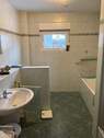 Das Bad mit Wanne und Dusche - 3 Zimmer Bungalow in Grasleben