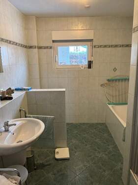 Das Bad mit Wanne und Dusche - 3 Zimmer Bungalow in Grasleben