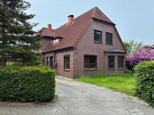 Die Immobilienansicht von der Einfahrt aus - 7 Zimmer Einfamilienhaus zum Kaufen in Zetel / Neuenburg