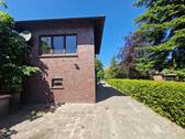 Hinterhof zwischen Garage und Wohnhaus - Einfamilienhaus mit 162,60 m&sup2; in Zetel / Neuenburg zum Kaufen