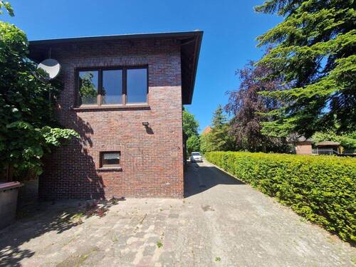 Hinterhof zwischen Garage und Wohnhaus - Einfamilienhaus mit 162,60 m&sup2; in Zetel / Neuenburg zum Kaufen