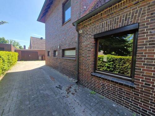 Einfahrt und Stellplätze vor der Garage - 