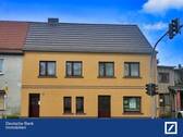 Hausansicht - Einziehen und Wohlfühlen: Gepflegt, kontinuierlich modernisiert un