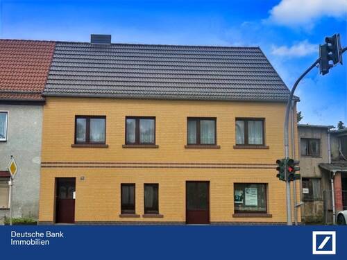 Hausansicht - Einziehen und Wohlfühlen: Gepflegt, kontinuierlich modernisiert un