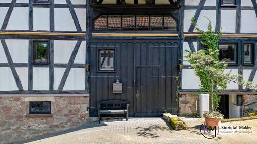 Frontansicht-Tür - 7 Zimmer Einfamilienhaus zum Kaufen in Wächtersbach