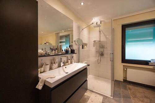 OG: Tageslichtbad mit Dusche - 