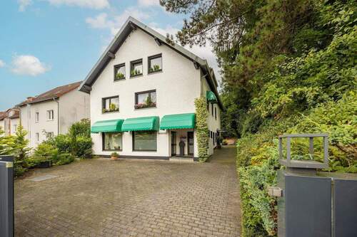 Innenhof mit mehreren Stellplätzen - 