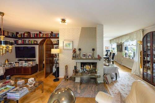 OG: Wohnzimmer mit Kamin, Parkett - 