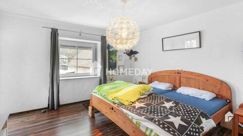 1. OG Schlafzimmer 1 - 