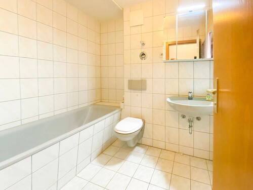 Bad mit Wanne - 2 Zimmer Etagenwohnung zum Kaufen in Leipzig