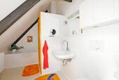 Bad mit Badewanne und Dusche im Dachgeschoss - 