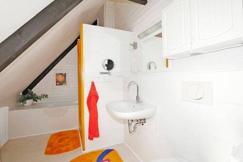 Bad mit Badewanne und Dusche im Dachgeschoss - 