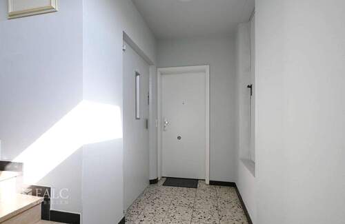 Wohnungseingang - 2 Zimmer Etagenwohnung zum Kaufen in Köln