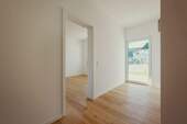 Flur mit Blick zum Schlafzimmer - 