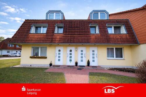 Hausansicht - Terrasse & Stellplatz. Klar geschnitten.