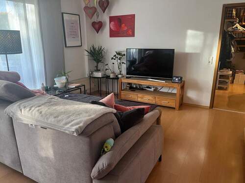 Wohnzimmer, Zugang zum Balkon - Mühlheim, 3 ZW, TGL-Bad, gr.Balkon in ruhiger Wohnlage,(EBK kann v. Mietern übern.werden)