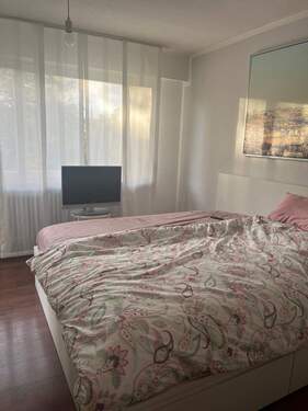 Schlafzimmer mit Zugang zum Balkon - Etagenwohnung mit 78,00 m² in Mühlheim am Main zur Miete