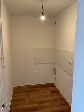 Küche mit Bodenbelag in Holzoptik, Wände weiß angelegt, Fliesenspiegel (weiß) neu - 