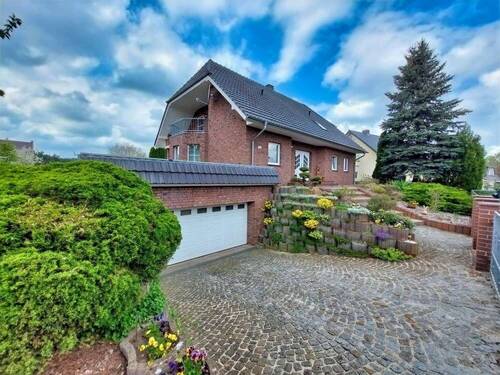 Blick von der Straße - 7 Zimmer Einfamilienhaus zum Kaufen in Ziltendorf