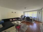 Wohnzimmer - Familienfreundliche 4-Zimmer Wohnung mit Balkon im 3. OG