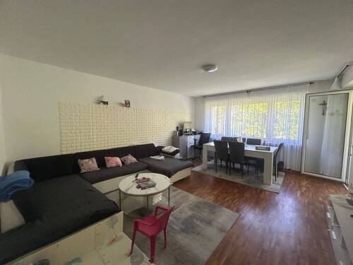 Wohnzimmer - Familienfreundliche 4-Zimmer Wohnung mit Balkon im 3. OG