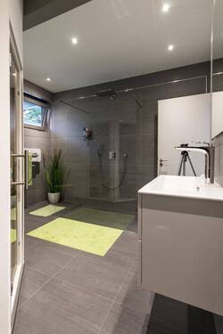 Bad mit Dusche - 