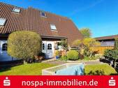 Außenansicht Eingansgbereich - TOP-Doppelhaushälfte mit modernisierter Küche, überdachter Süd-Terrasse, Werkstatt und Doppelcarport