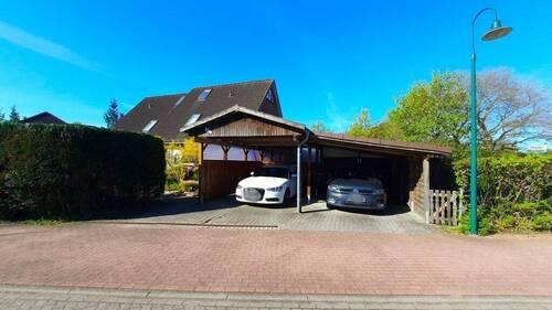 Straßenansicht + Carport - 4 Zimmer Doppelhaushälfte zum Kaufen in Kropp