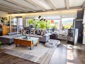 Großzügiges Wohnzimmer mit Zugang zum Balkon - 