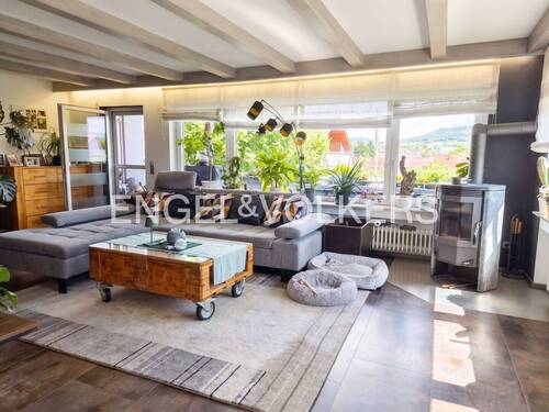 Großzügiges Wohnzimmer mit Zugang zum Balkon - 