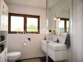 Tageslichtbad mit bodentiefer Dusche im Erdgeschoss - 