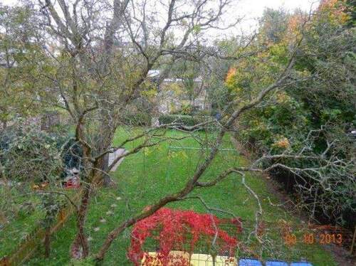 Blick vom Balkon in den Garten. - 