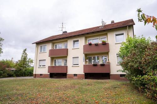 Blick auf Gebäude mit Balkonen - 2 Zimmer Einfamilienhaus in Bad Neustadt an der Saale
