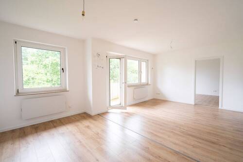 Wohnzimmer (2024 renov.) - Einfamilienhaus mit 480,00 m² in Bad Neustadt an der Saale zum Kaufen